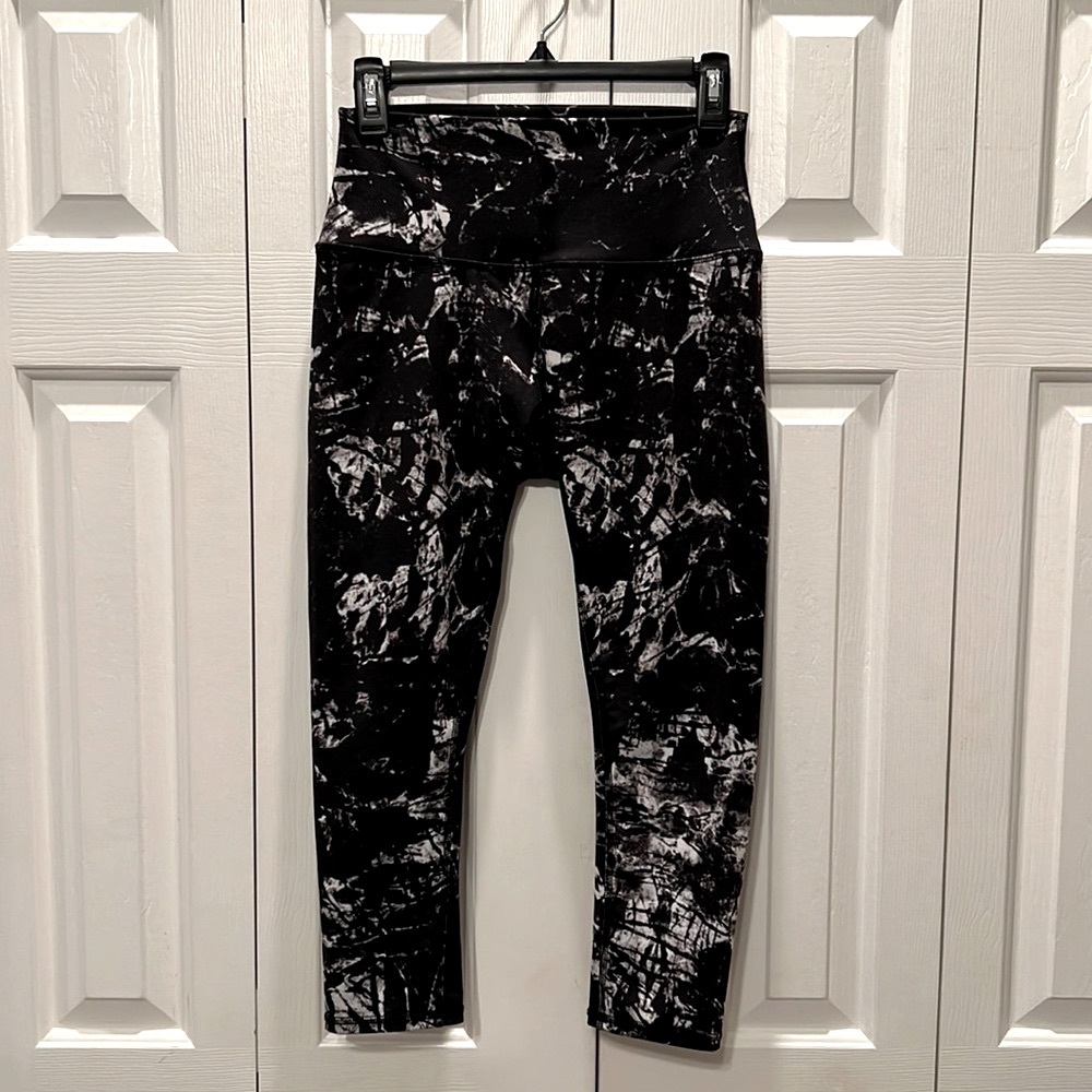 ALO Yoga 3/4 leggings. Size small.